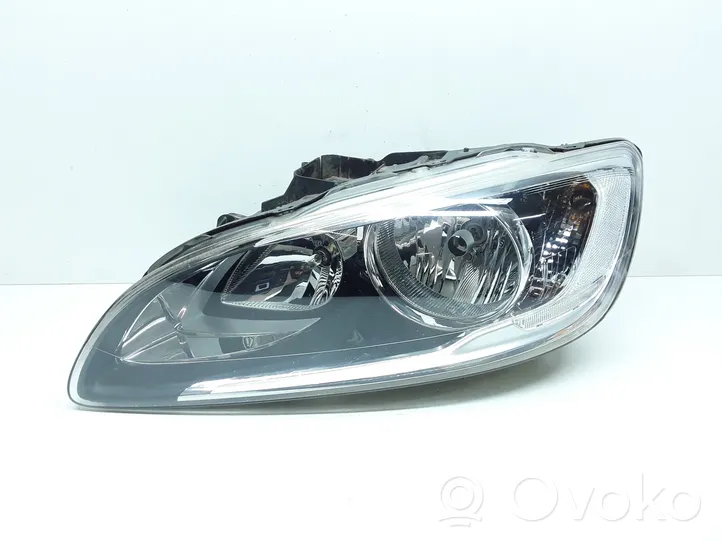 Volvo V60 Lampa przednia 045204