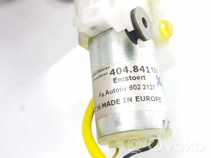 Volkswagen Touareg I Moteur de verrouillage porte avant 8Z0837033A