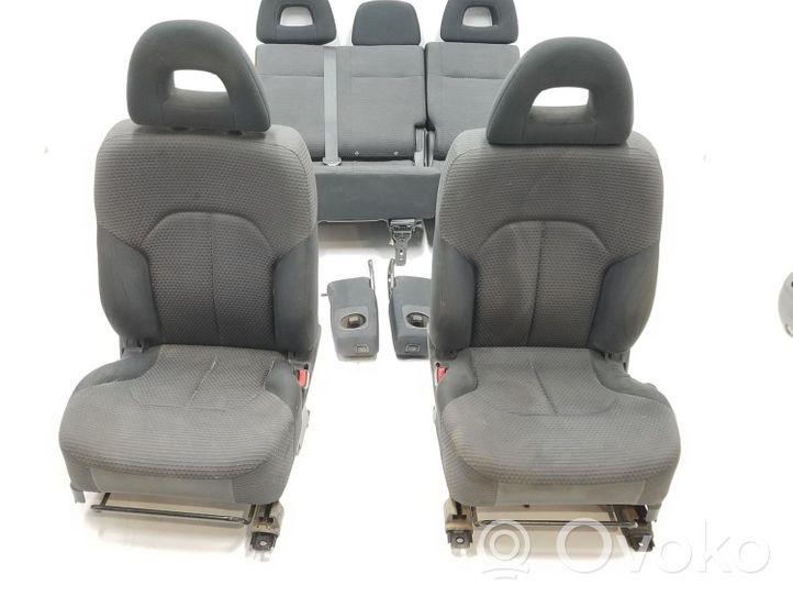 Mitsubishi Montero Seat set 