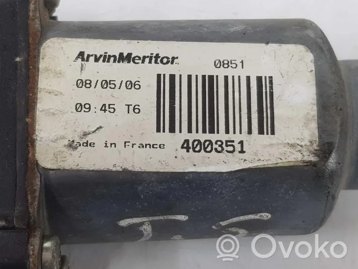 Nissan NP300 Moteur de lève-vitre de porte arrière 82731EB315