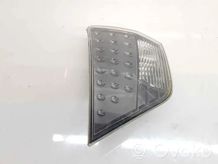 Mitsubishi Outlander Lampy tylnej klapy bagażnika 8331A006