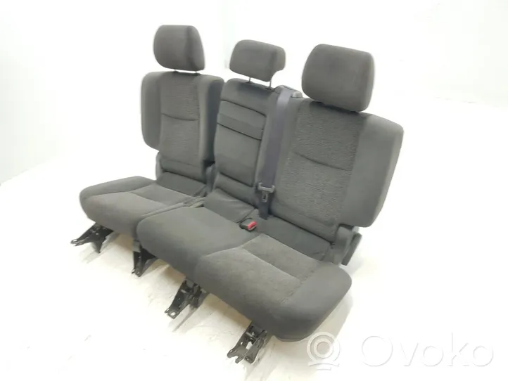 Toyota Land Cruiser (J120) Toisen istuinrivin istuimet 