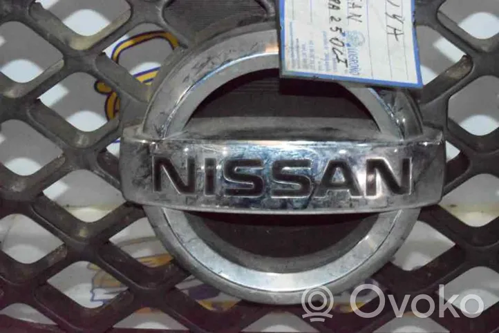 Nissan NP300 Grille de calandre avant 310EB400