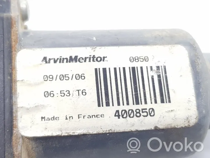 Nissan NP300 Moteur de lève-vitre de porte arrière 82730EB315