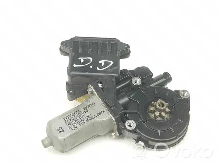 Toyota Avensis T270 Moteur de lève-vitre de porte avant 8570102010