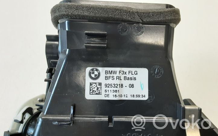 BMW 3 F30 F35 F31 Kojelaudan sivutuuletussuuttimen kehys 9253218