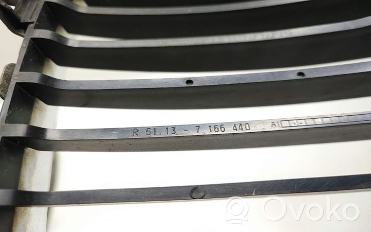 BMW 1 E81 E87 Grille calandre supérieure de pare-chocs avant 7179655