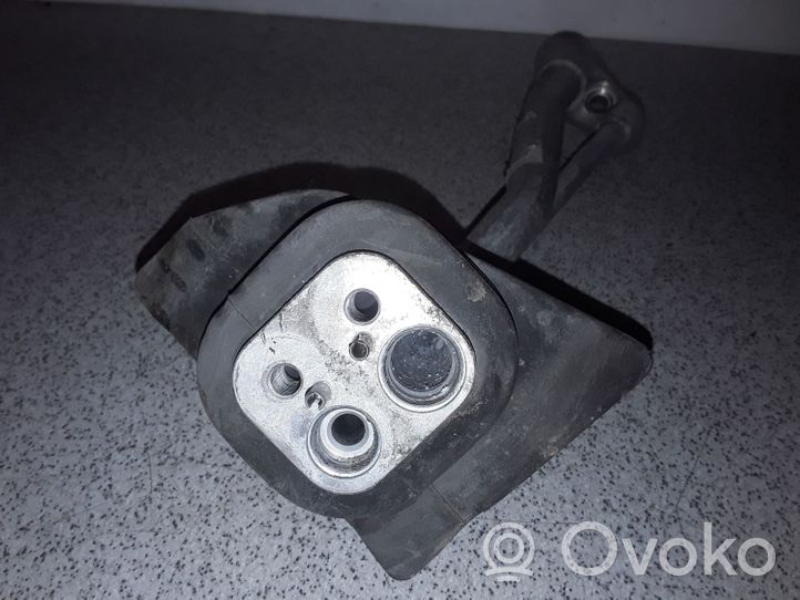 BMW 3 E36 Ilmastointilaitteen putki (A/C) 64118390206