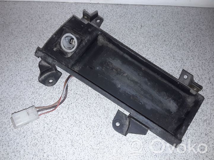 BMW 5 E39 Presa 12V (anteriore) 51168159694