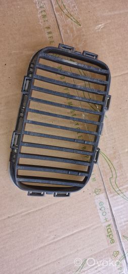 BMW 3 E36 Grille de calandre avant 8122237