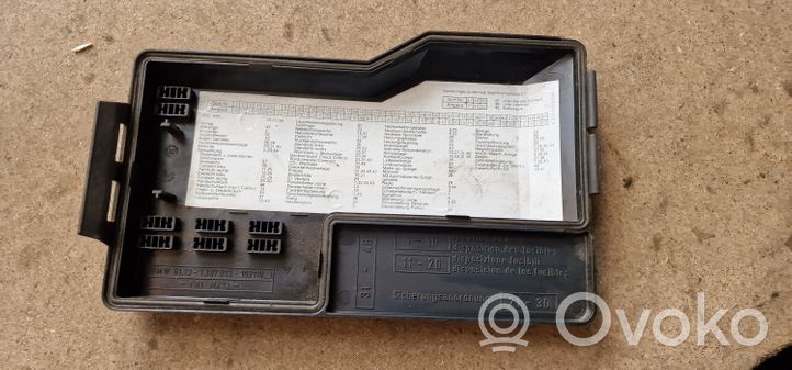 BMW 3 E36 Couvercle de boîte à fusibles 61131387613