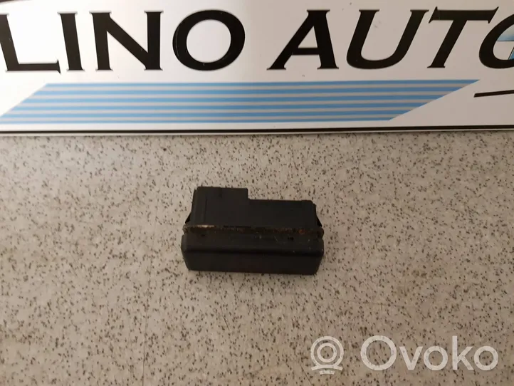 BMW 7 E38 Interruttore luci di emergenza 8350947