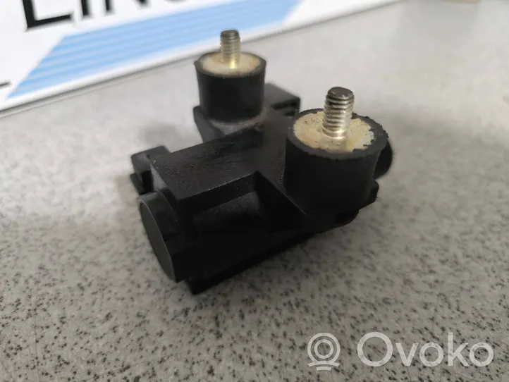 BMW 5 E39 Solenoīda vārsts 7796634