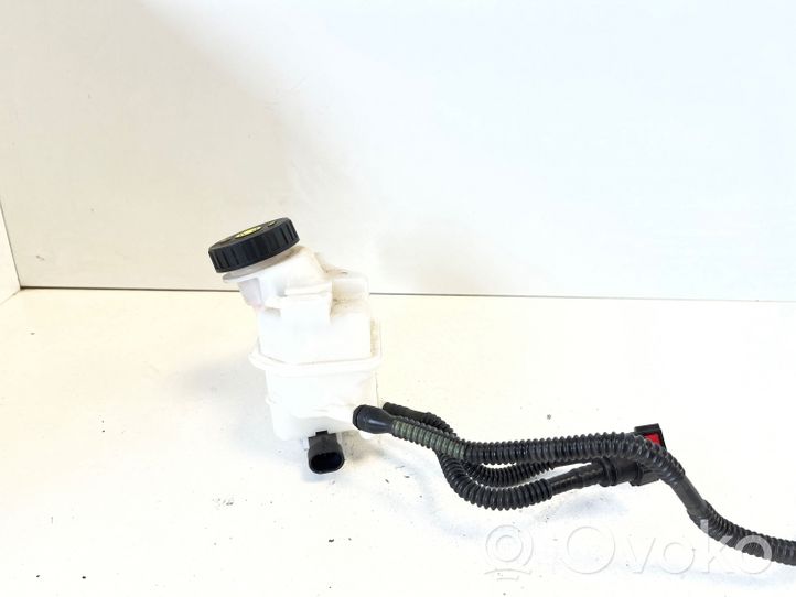 Opel Mokka X Brake fluid reservoir 