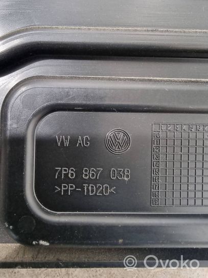 Volkswagen Touareg II Boczek / Tapicerka / bagażnika 7P6867038