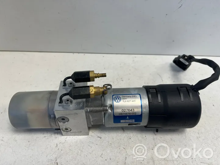 Volkswagen Touareg I Tavaratilan luukun hydraulinen avausjärjestelmä pumpulla 7L6827449