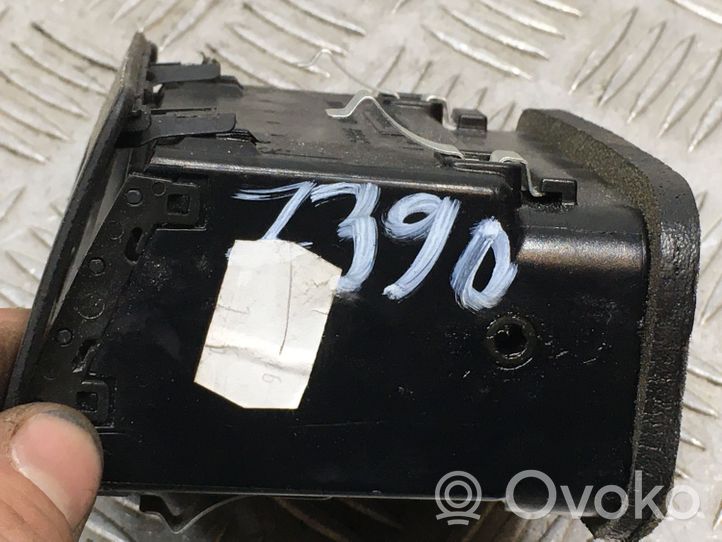 Opel Astra H Boczna kratka nawiewu deski rozdzielczej 13228917