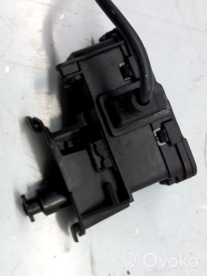 Volkswagen Jetta VI Moteur de verrouillage trappe à essence 5C6810773H