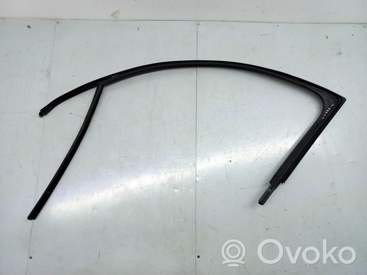 Volkswagen Jetta VI Moulures des vitres de la porte avant 5C6837432