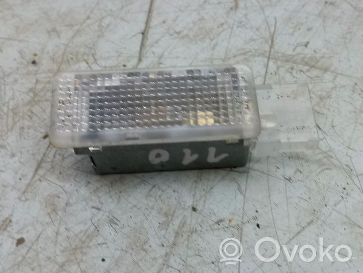 Volkswagen Touareg I Luce interna per portiera posteriore 6L0947565