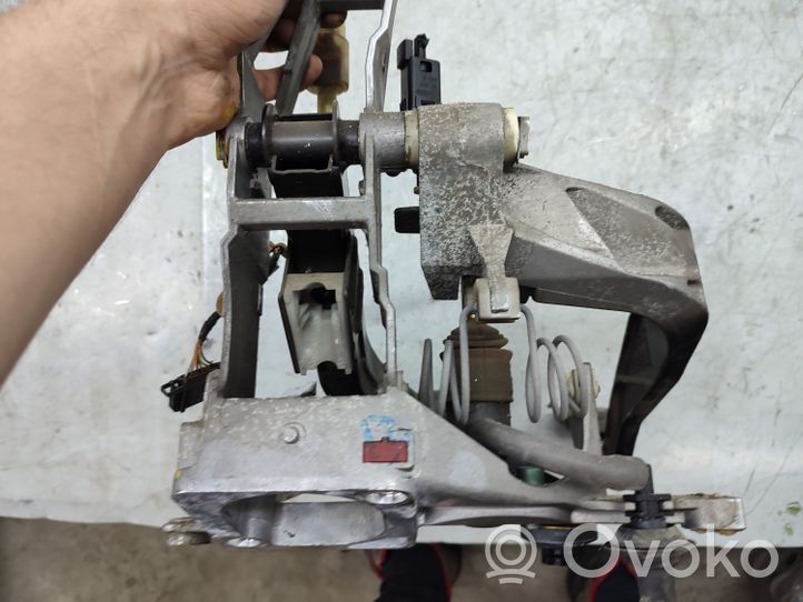 Volkswagen PASSAT B5 Pedal assembly 8D1721117K