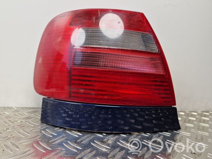 Audi A4 S4 B5 8D Lampa tylna 8D0945095D