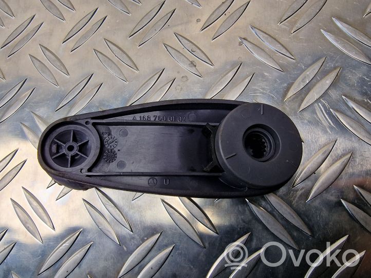 Mercedes-Benz A W168 Moldura del elevalunas de la puerta trasera A1687600102