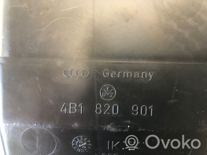 Audi A6 S6 C5 4B Kojelaudan sivutuuletussuuttimen kehys 4B1820901