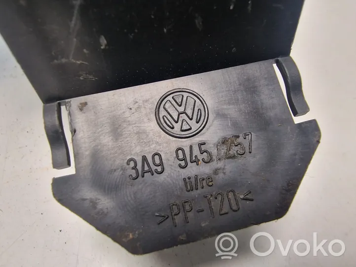 Volkswagen PASSAT B4 Porte ampoule de feu arrière 3A9945257