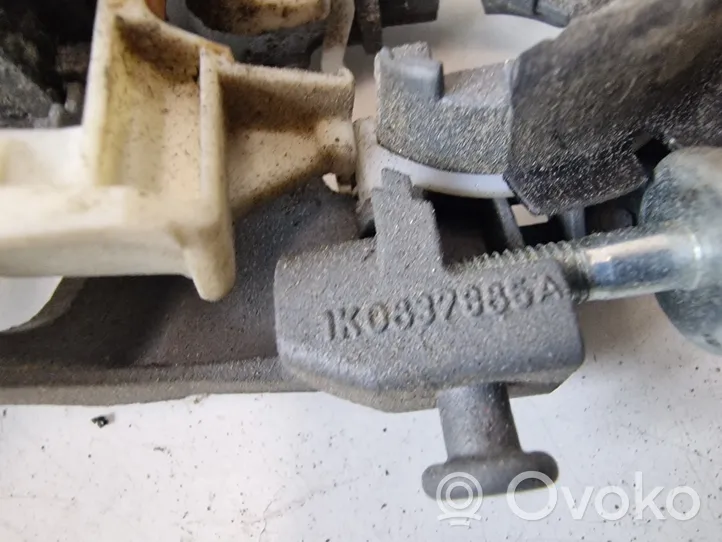 Volkswagen Golf Plus Aizmugurē turētājs / kronšteins ārējam atvēršanas rokturim 1K0837886A