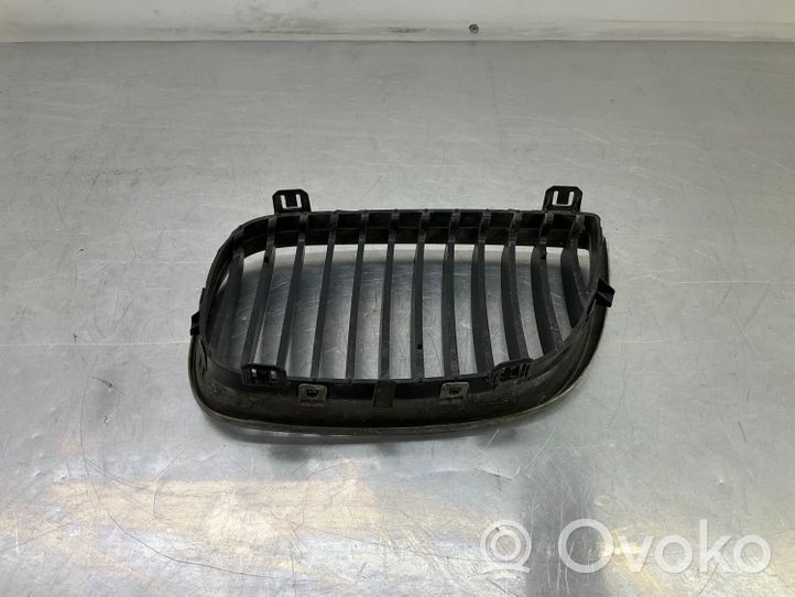 BMW 1 E81 E87 Grille calandre supérieure de pare-chocs avant 7128614