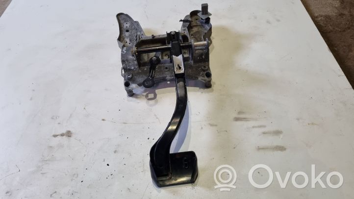 Volkswagen Touareg I Pédale de frein 7L0723117