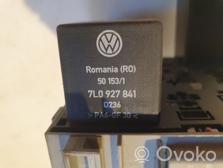 Volkswagen Touareg I Boîte à fusibles relais 7L6907160A