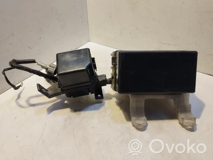 Nissan X-Trail T30 Relay mounting block 