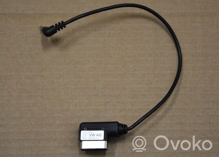 Volkswagen Touareg II Câble adaptateur AUX 7P6035443