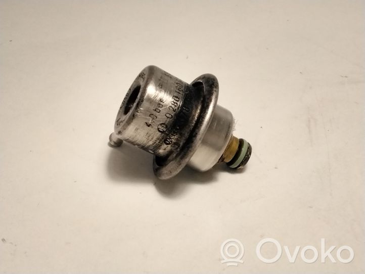 Audi A4 S4 B5 8D Regolatore di pressione del carburante 0280160575