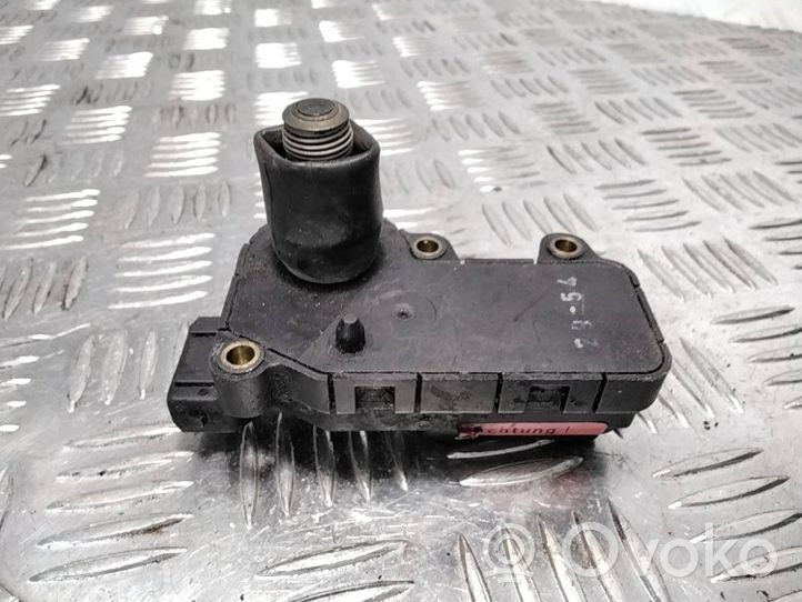 Volkswagen Golf III Idle control valve (regulator) 0132008600