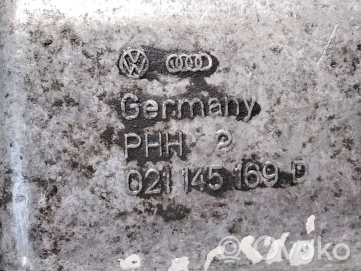 Volkswagen PASSAT B3 Ohjaustehostimen pumpun kannake 021145169D