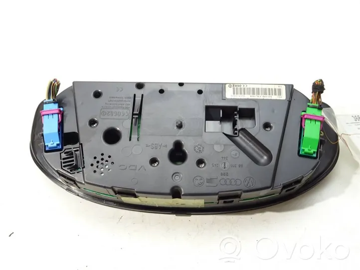 Volkswagen PASSAT B5.5 Speedometer (instrument cluster) 3B0920806A