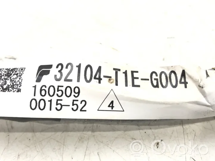 Honda CR-V USB-pistokeliitin 32104-T1E-G004