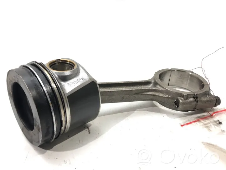 Volkswagen PASSAT B8 Piston with connecting rod 