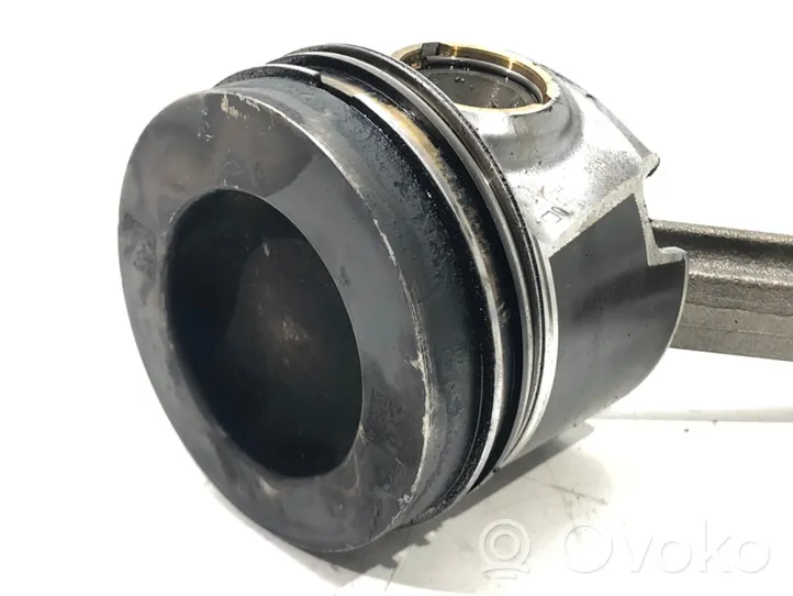 Volkswagen PASSAT B8 Piston avec bielle 