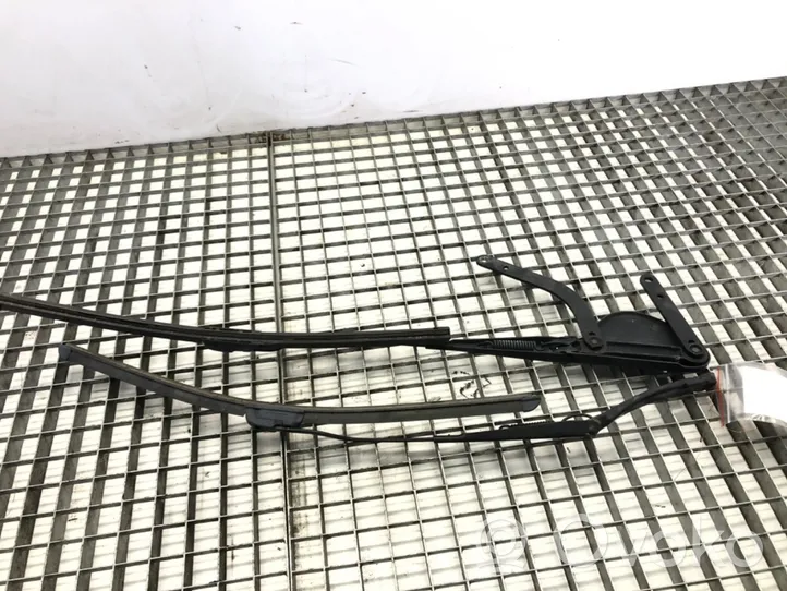 Mercedes-Benz C AMG W203 Front wiper blade arm 