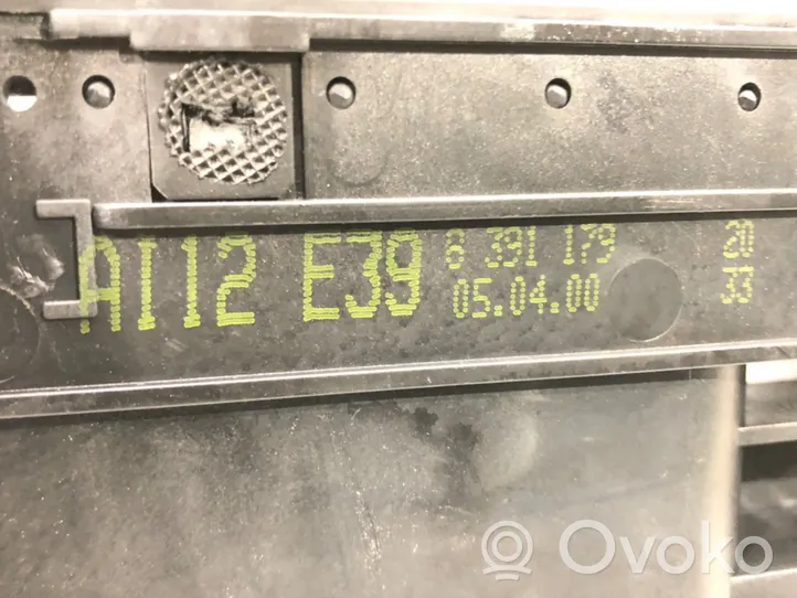 BMW 5 E39 Šoninės oro grotelės 8391179