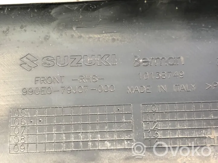 Suzuki SX4 Priekšpusē durvju dekoratīvā apdare (moldings) 990E0-79J07