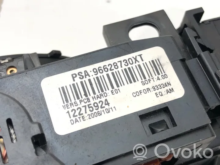 Peugeot 307 Interruptor/palanca de limpiador de luz de giro 96628730XT