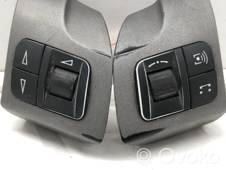 Opel Zafira B Boutons / interrupteurs volant 13126750