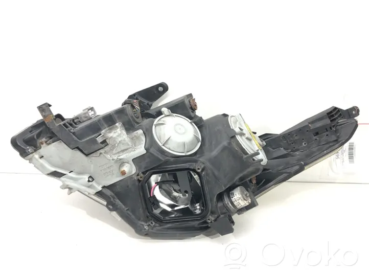 Toyota Avensis T270 Lampa przednia 81126-05310