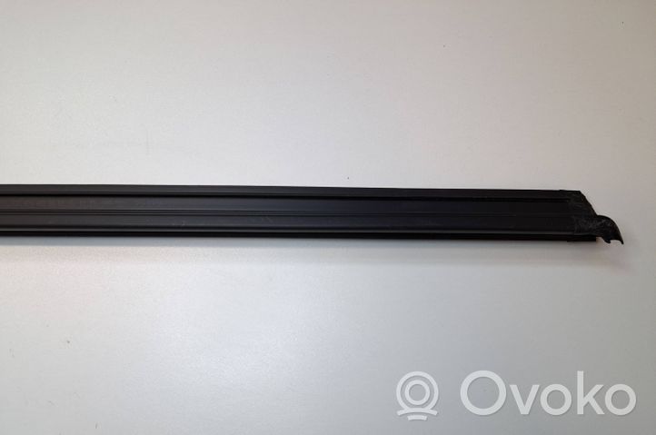 Volkswagen Jetta VI Rivestimento modanatura del vetro della portiera anteriore 5C6837479