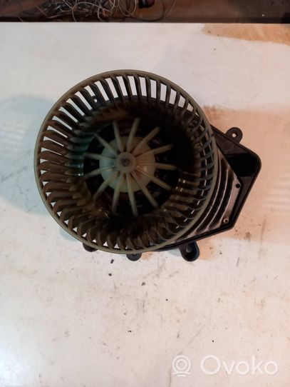 Volkswagen PASSAT B5.5 Ventola riscaldamento/ventilatore abitacolo 8D1820021